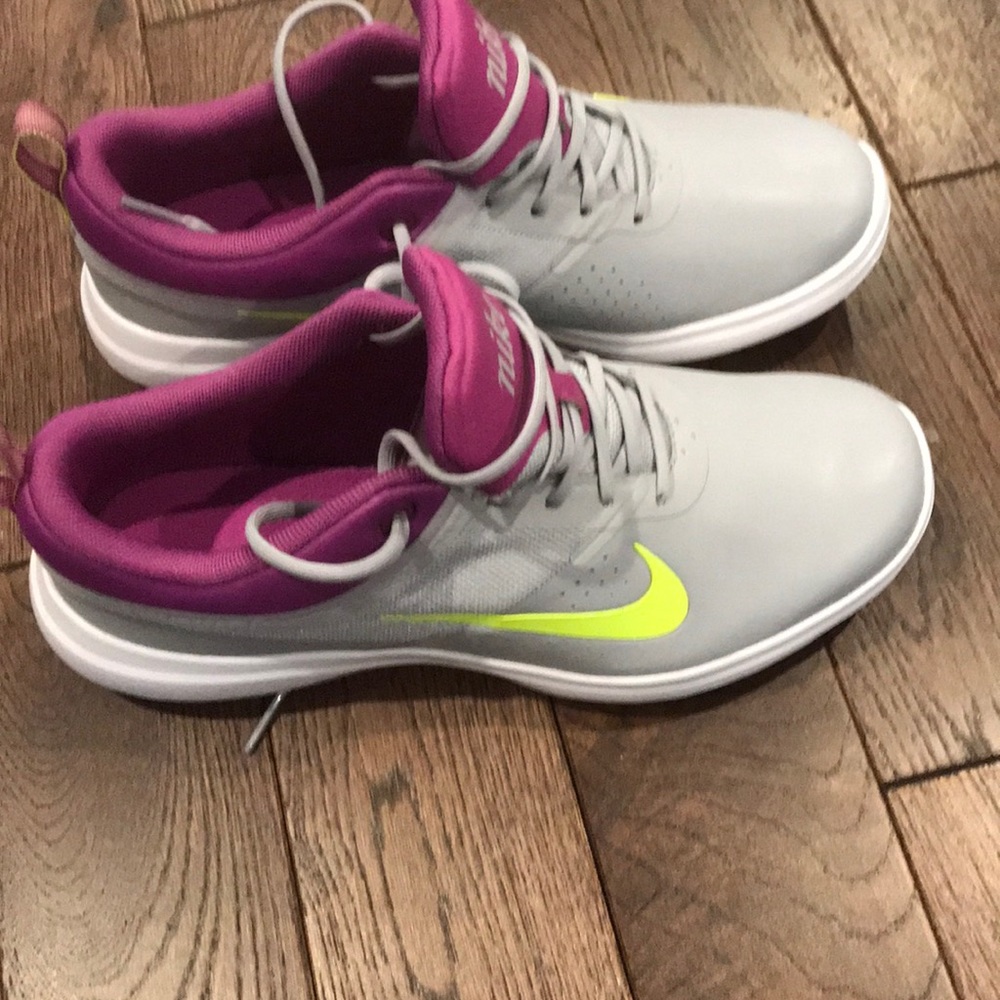 Nike golf shoes NWOT